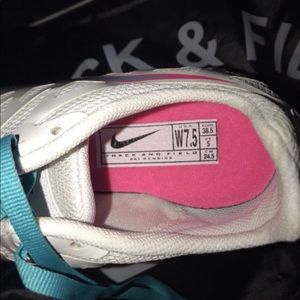 NIKE woman track and field shoes